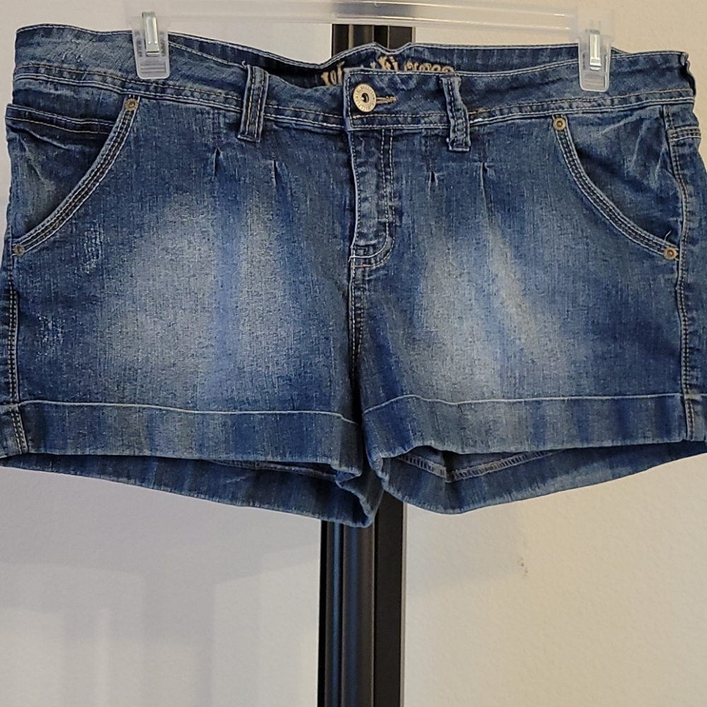 Wallflower 17 denim pleated front shorts